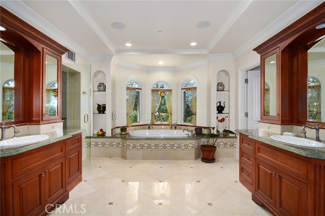 Detail Gallery Image 40 of 73 For 18933 La Montana Pl, Tarzana,  CA 91356 - 7 Beds | 6/1 Baths