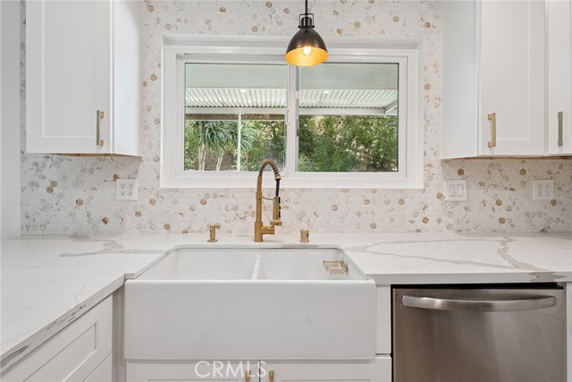 5789 Fairhaven Avenue, Woodland Hills CA: https://media.crmls.org/medias/f864646e-fba6-425f-b568-669989efd0f9.jpg