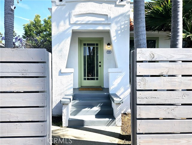 910 Victoria Avenue, Venice CA: https://media.crmls.org/medias/f86718c6-fd69-433e-8fc9-02d29dbddaac.jpg