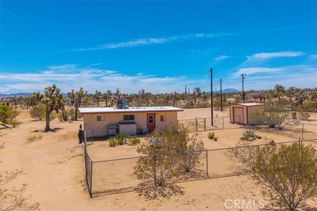 58382 Sunny Sands Drive, Yucca Valley CA: https://media.crmls.org/medias/f8674aea-9d1d-4323-9029-af94263e56d7.jpg