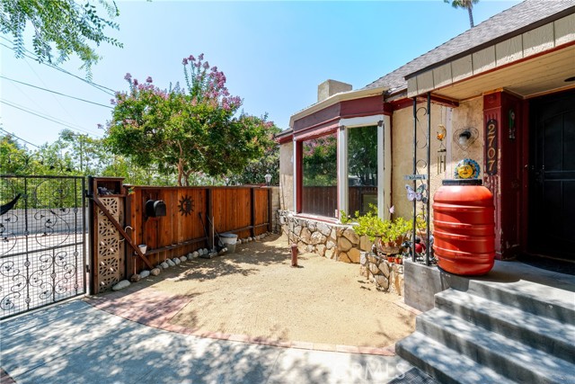 Detail Gallery Image 6 of 33 For 2707 Windsor Ave, Altadena,  CA 91001 - 2 Beds | 2 Baths