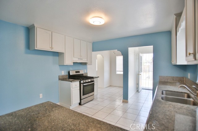 531 W 61st Street, Los Angeles CA: https://media.crmls.org/medias/f86d78b0-4830-405e-97ba-9223ffb23fed.jpg