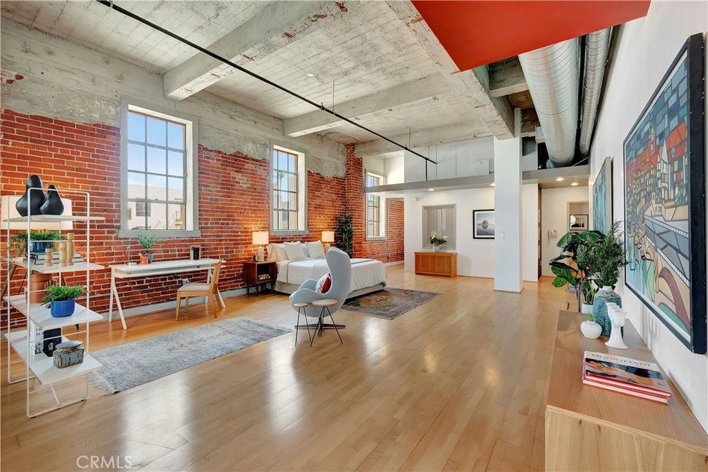207 E Broadway #402