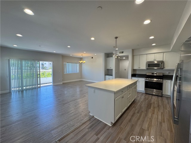 Detail Gallery Image 4 of 27 For 5432 Hermitage Ave #202,  Valley Village,  CA 91607 - 3 Beds | 2 Baths