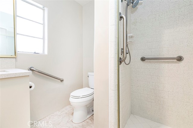 1422 W Riverside Drive, Burbank CA: https://media.crmls.org/medias/f8721af1-0ab6-416c-a0e4-be39ba4158db.jpg