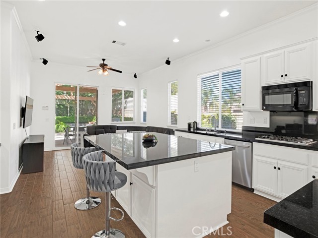 Detail Gallery Image 12 of 42 For 21103 Cross Creek Dr, Saugus,  CA 91350 - 3 Beds | 3 Baths