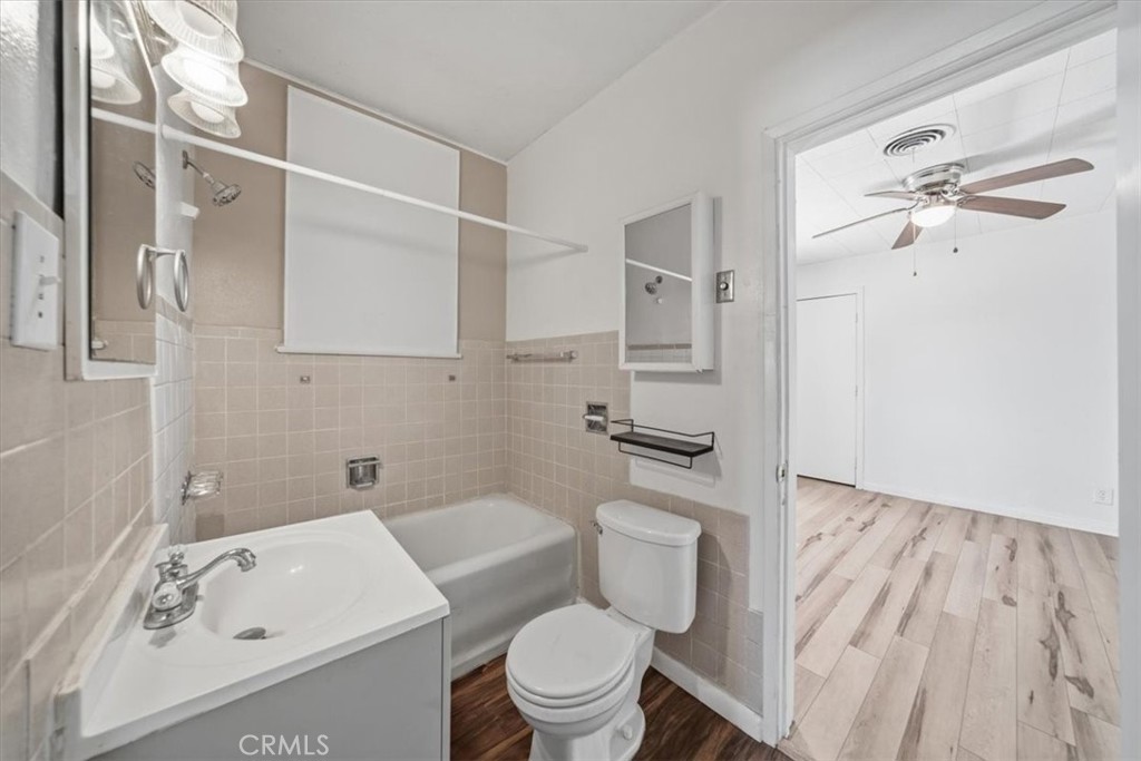 https://media.crmls.org/medias/f874f0ad-5693-438c-b729-0e84779f6d40.jpg?preset=X-Large