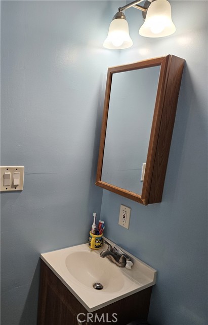 Detail Gallery Image 14 of 26 For 8693 San Carlos Ave, South Gate,  CA 90280 - 4 Beds | 2 Baths
