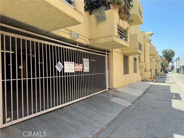 Detail Gallery Image 11 of 12 For 7045 Woodley Ave #211,  Van Nuys,  CA 91406 - 2 Beds | 2 Baths