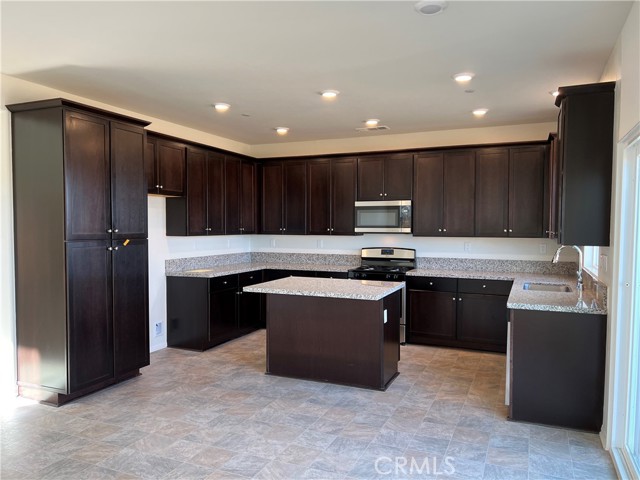 Detail Gallery Image 3 of 13 For 12919 Claremore St, Victorville,  CA 92392 - 3 Beds | 2/1 Baths