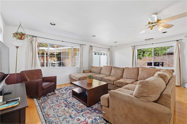 Detail Gallery Image 17 of 39 For 17419 Leadwell, Lake Balboa,  CA 91406 - 4 Beds | 2 Baths