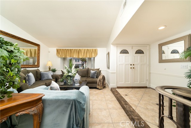 Detail Gallery Image 5 of 44 For 2810 S Diamond St, Santa Ana,  CA 92704 - 3 Beds | 2/1 Baths