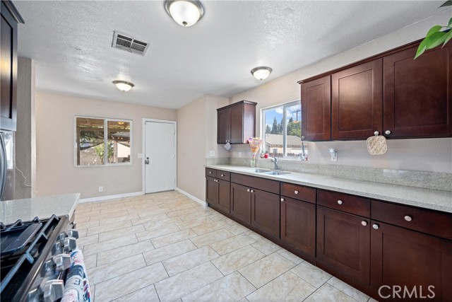 Detail Gallery Image 6 of 20 For 1737 N Mountain View Ave, San Bernardino,  CA 92405 - 4 Beds | 2 Baths