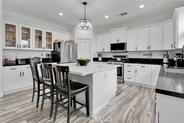 Detail Gallery Image 8 of 49 For 13458 Snowdrop Ct, Victorville,  CA 92394 - 5 Beds | 3 Baths