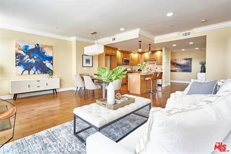 412 S Wilton Place, Los Angeles CA: https://media.crmls.org/medias/f881671a-7218-43b4-b972-b7e39c5492f6.jpg