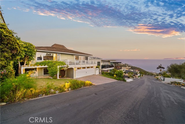 Detail Gallery Image 3 of 70 For 1044 Noria St, Laguna Beach,  CA 92651 - 4 Beds | 3/1 Baths