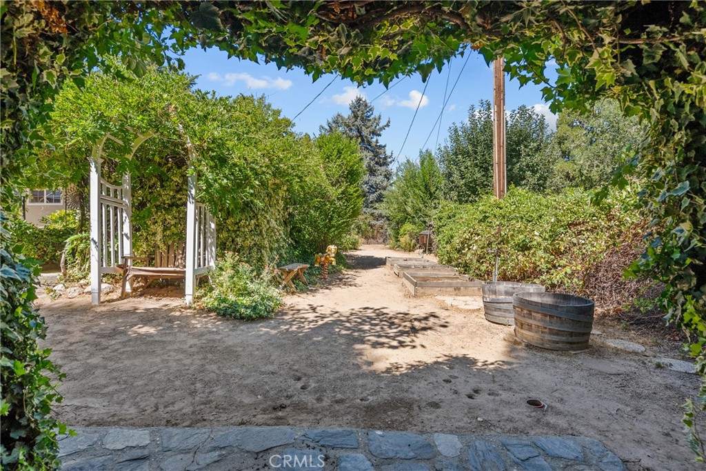 https://media.crmls.org/medias/f882f42c-55c7-4235-8a65-4cbb149de6dd.jpg?preset=X-Large