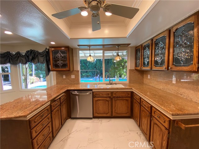2072 Maverick Circle, La Verne CA: https://media.crmls.org/medias/f8852e79-b75a-41a6-88ab-9605c7df0daa.jpg