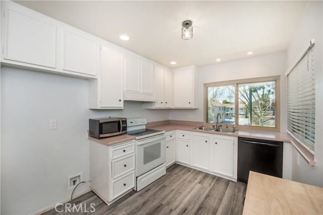 Detail Gallery Image 3 of 25 For 1704 N Willow Woods Dr #B,  Anaheim,  CA 92807 - 2 Beds | 1 Baths