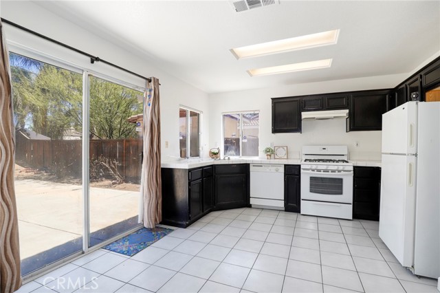 15402 Caballo Road, Moreno Valley CA: https://media.crmls.org/medias/f886be3f-5eb1-4a08-b999-f0899240838a.jpg