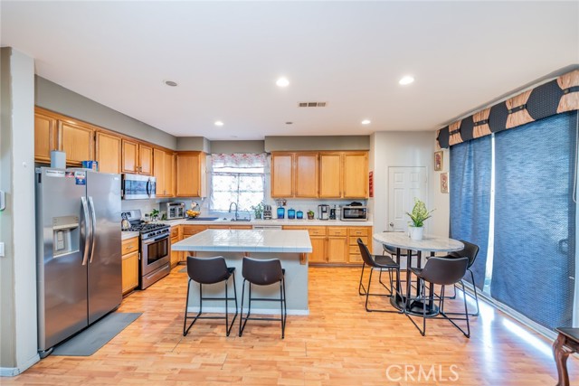 Detail Gallery Image 9 of 29 For 855 Browning Ct, San Jacinto,  CA 92583 - 5 Beds | 2/1 Baths