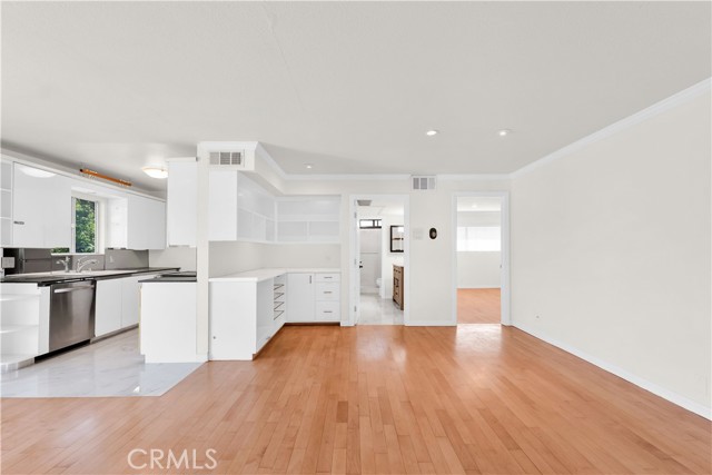 Image 8 of 31 For 532 Rossmore Avenue 411
