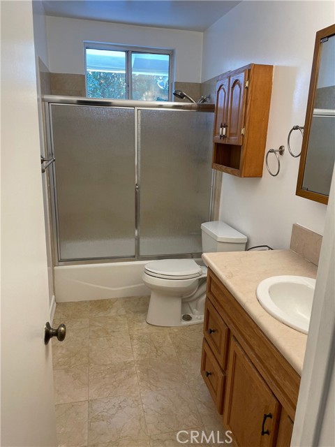 Detail Gallery Image 13 of 15 For 23832 Calvert St, Woodland Hills,  CA 91367 - 4 Beds | 2 Baths