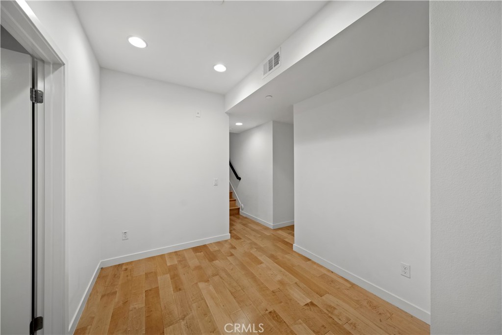 https://media.crmls.org/medias/f8894164-7c68-4686-97d5-c82c08e5f57e.jpg?preset=X-Large