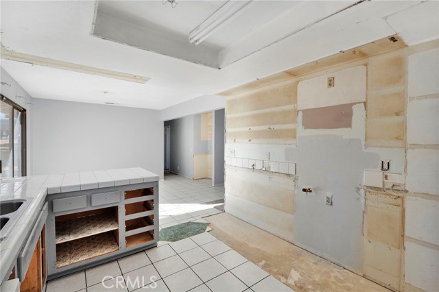 Detail Gallery Image 13 of 22 For 15807 Sitting Bull, Victorville,  CA 92395 - 3 Beds | 2 Baths