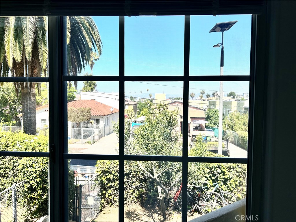 https://media.crmls.org/medias/f88d8b2a-90d4-4d42-b085-faba42d84dd8.jpg?preset=X-Large