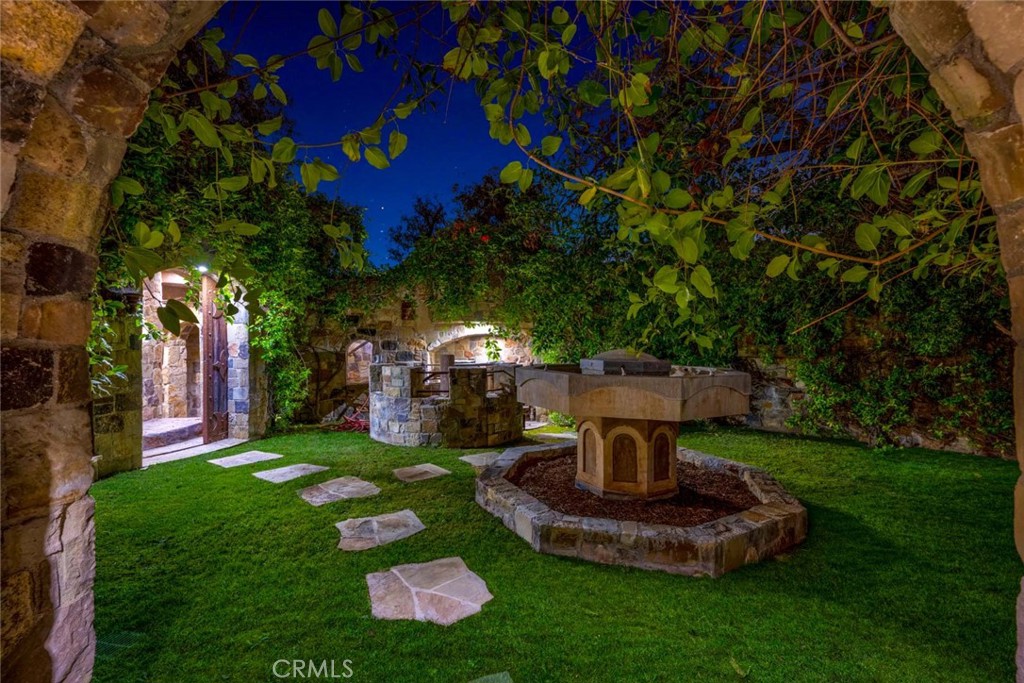 https://media.crmls.org/medias/f890cd16-0283-44c7-bfa6-61a8b602419d.jpg?preset=X-Large