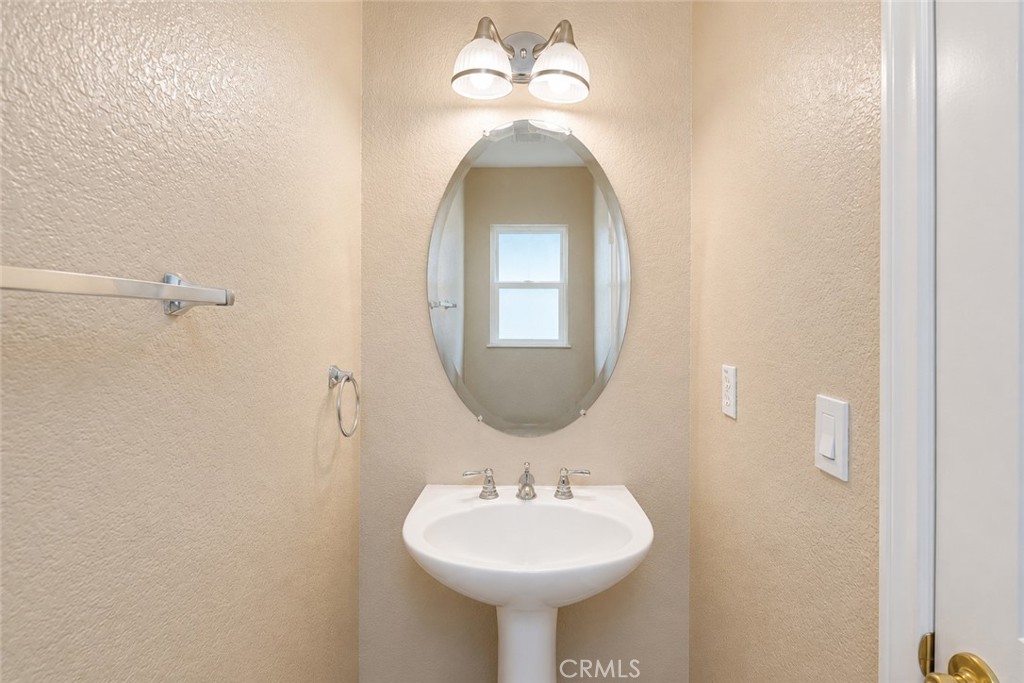 https://media.crmls.org/medias/f891ca3f-6704-4ab5-ba7e-ae2e626a12d7.jpg?preset=X-Large