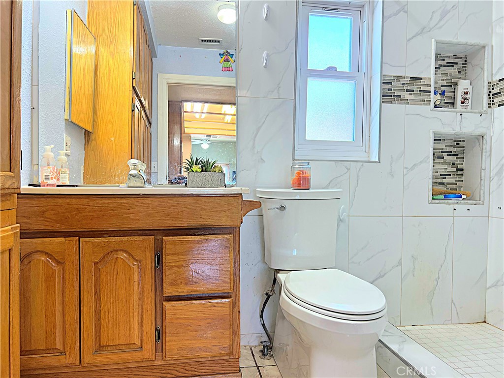 https://media.crmls.org/medias/f89240b8-7cf1-48d0-ad6c-7cbbadb8eebe.jpg?preset=X-Large