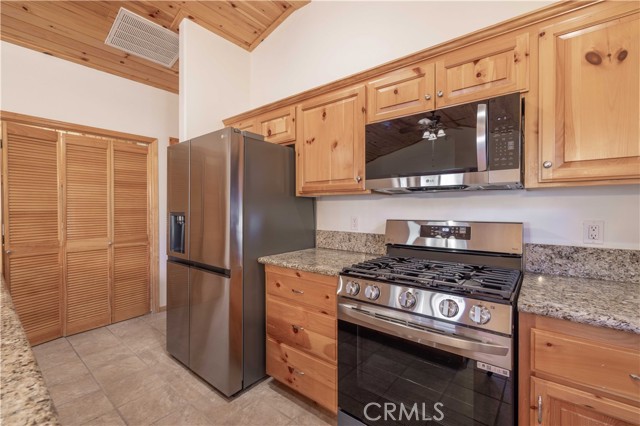 Detail Gallery Image 7 of 23 For 708 Knight Ave, Big Bear Lake,  CA 92315 - 2 Beds | 2 Baths