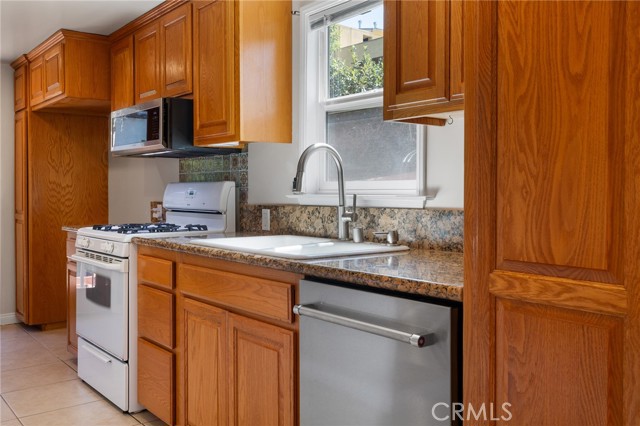 Detail Gallery Image 9 of 34 For 10530 Mcvine Ave, Sunland,  CA 91040 - 2 Beds | 2 Baths