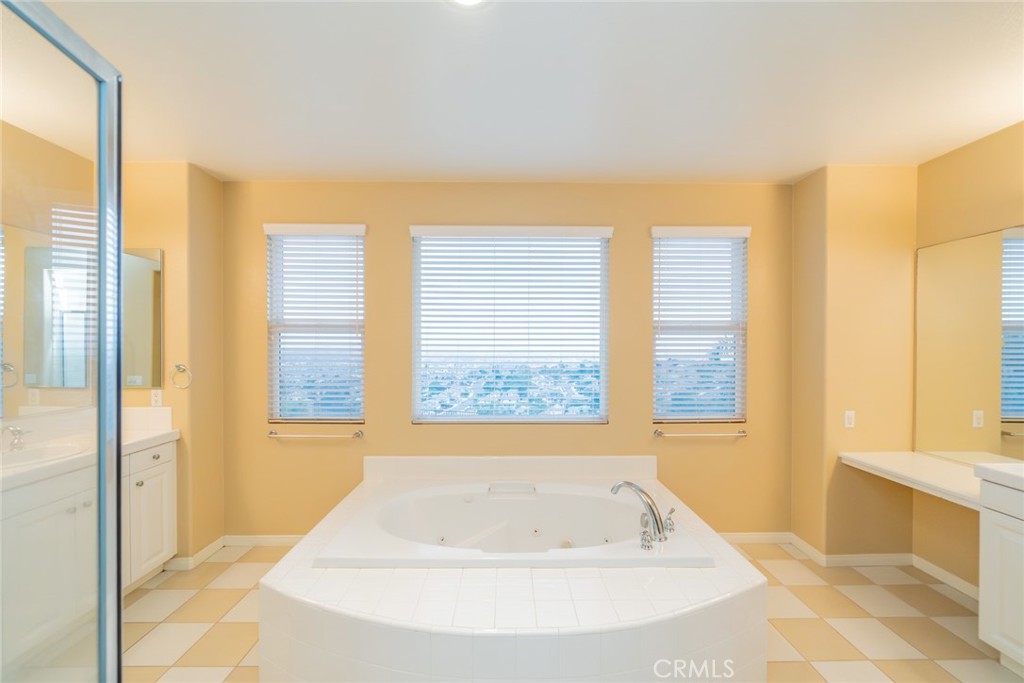 https://media.crmls.org/medias/f8976cc8-7748-4dd7-960e-4163fdc9d4d1.jpg?preset=X-Large