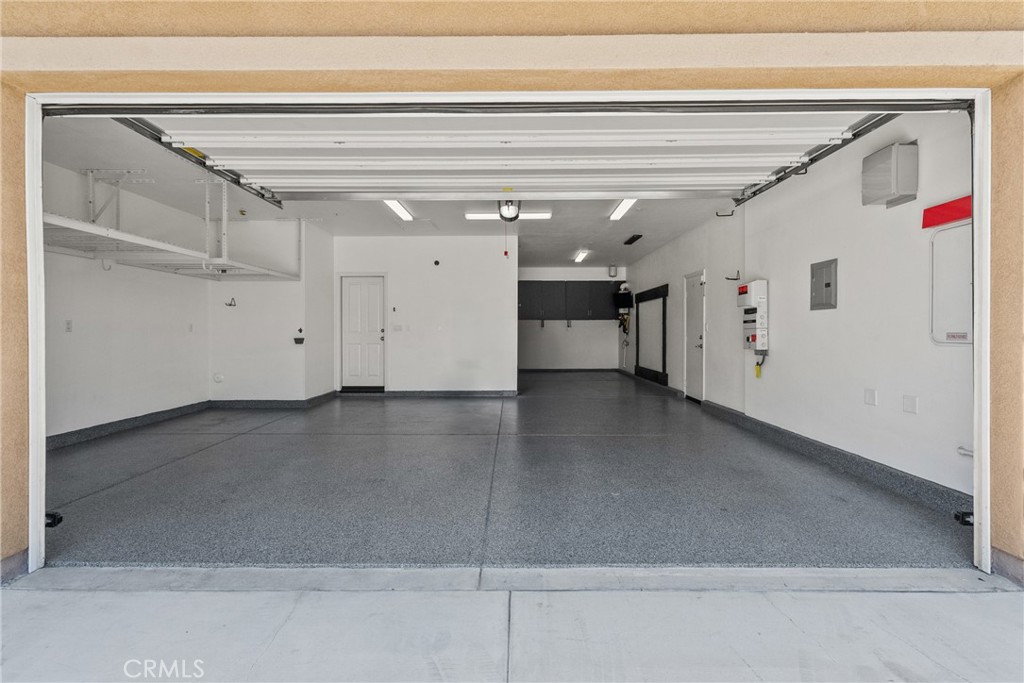 https://media.crmls.org/medias/f8987673-9702-4602-a467-59235741a9ca.jpg?preset=X-Large