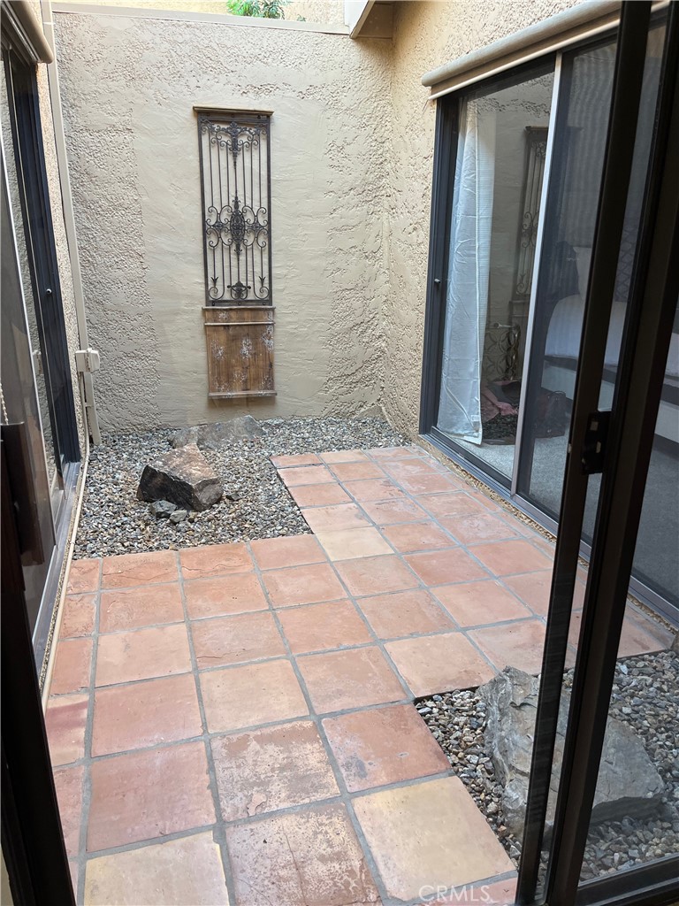 https://media.crmls.org/medias/f8998c6b-ab59-477e-abca-65644c5526c8.jpg?preset=X-Large