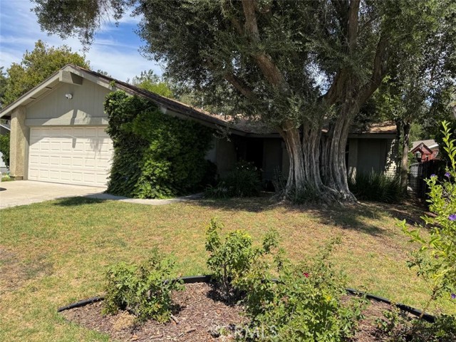 24389 La Glorita Circle, Newhall CA: https://media.crmls.org/medias/f899b625-d73a-47dd-81bd-45004a2c1ef2.jpg