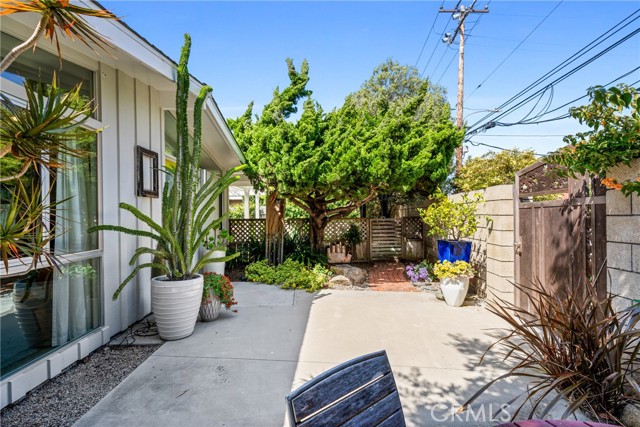 Detail Gallery Image 3 of 37 For 1959 Orange Ave, Costa Mesa,  CA 92627 - 3 Beds | 2 Baths