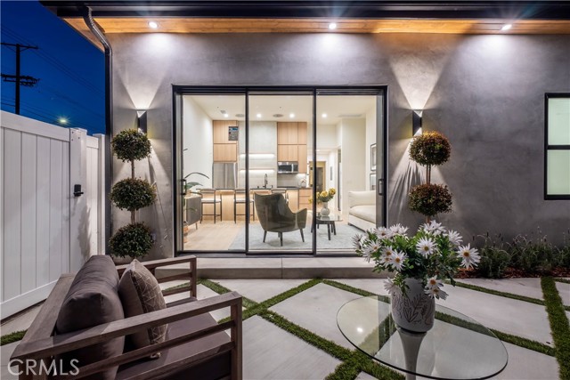 18852 Collins Street, Tarzana CA: https://media.crmls.org/medias/f89b9882-df73-40ec-98a0-7c2b2281428e.jpg
