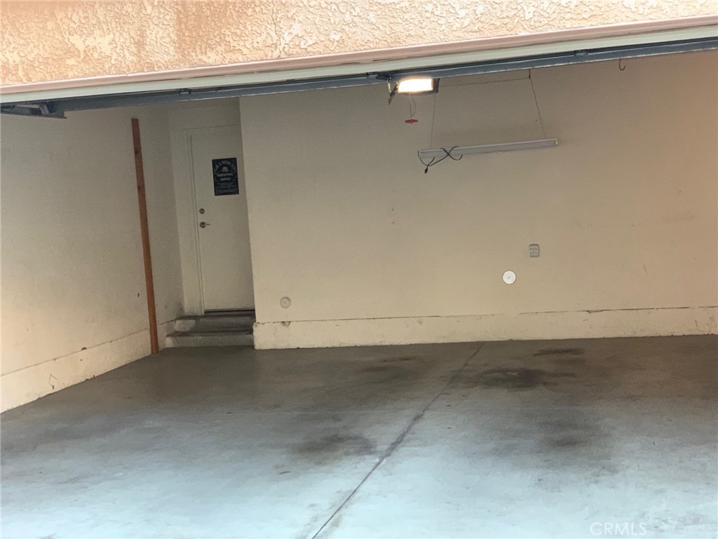 https://media.crmls.org/medias/f89d06ce-12b8-4106-9998-890692ea91fb.jpg?preset=X-Large