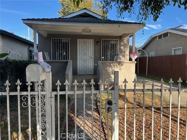 Detail Gallery Image 1 of 1 For 3660 Ruthelen St, Los Angeles,  CA 90018 - 2 Beds | 1 Baths