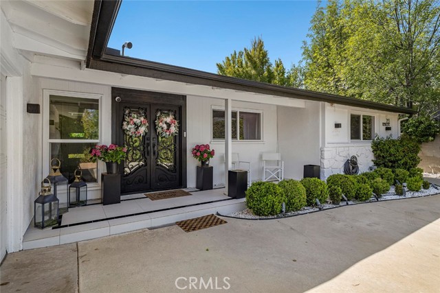 Detail Gallery Image 2 of 13 For 7153 Helmsdale Cir, West Hills,  CA 91307 - 4 Beds | 3 Baths