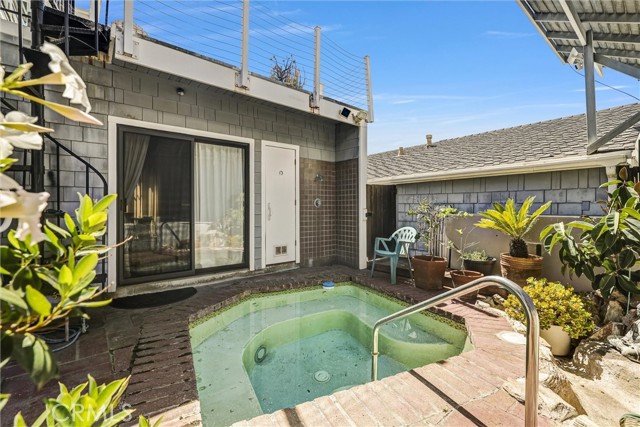 266 Grandview, Laguna Beach CA: https://media.crmls.org/medias/f8a425ec-e9fc-46eb-9420-382f06cbf01c.jpg