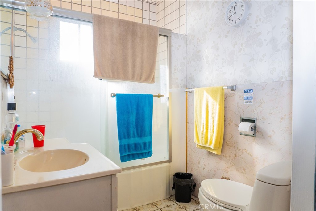 https://media.crmls.org/medias/f8a58698-e586-46ef-8fc6-49dd29f6719d.jpg?preset=X-Large