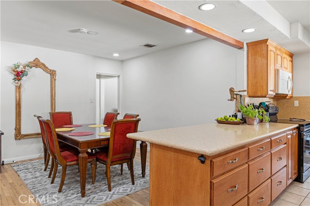 Detail Gallery Image 4 of 14 For 18229 Strathern St, Reseda,  CA 91335 - 3 Beds | 2 Baths