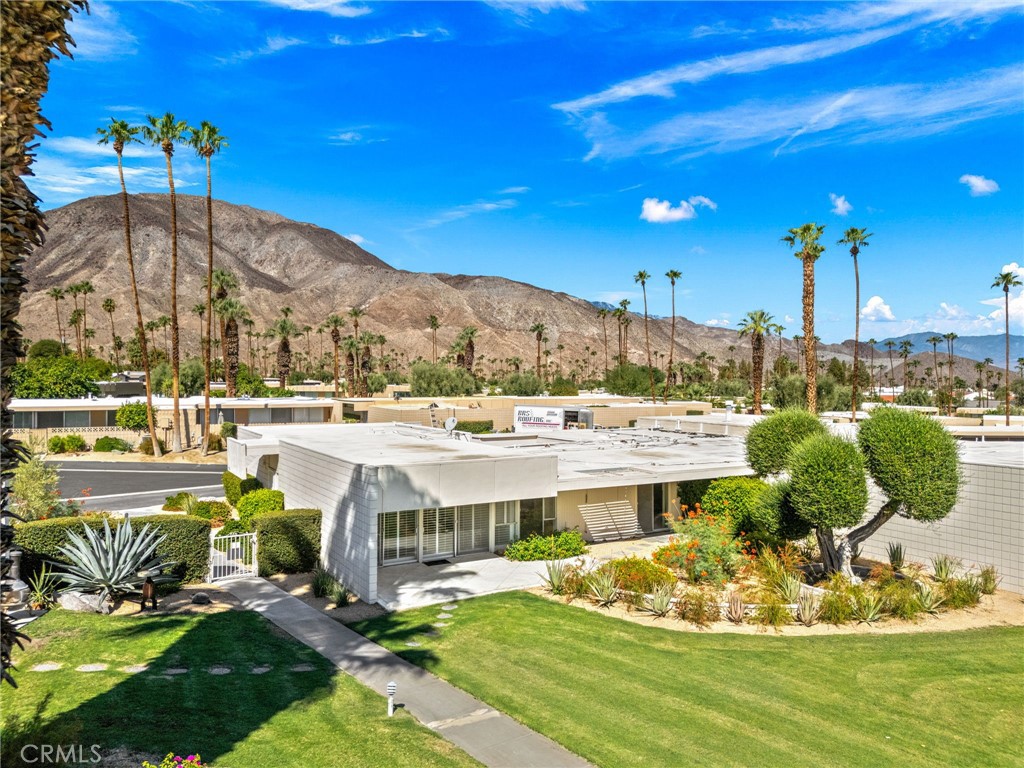 https://media.crmls.org/medias/f8a72ac3-1526-49cc-83c7-138aa8eb88cd.jpg?preset=X-Large