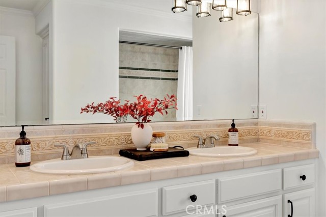 Upstairs guest bath