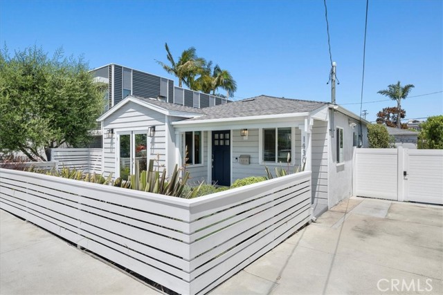 Detail Gallery Image 2 of 39 For 1430 Bonnie Brae, Hermosa Beach,  CA 90254 - 3 Beds | 3 Baths